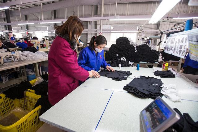 大姐組建5個(gè)班組，工人月工資可達(dá)6000元 臨時(shí)變身口罩工服裝廠復(fù)工復(fù)產(chǎn)紀(jì)實(shí)